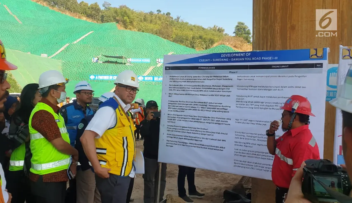 Kepala BPJT Kementerian PUPR Danang Parikesit (tengah) saat meninjau proyek Tol Cisumdawu di Sumedang, Jawa Barat, Kamis (5/9/2019). Tol Cisumdawu akan membuka akses menuju Bandara Internasional Jawa Barat (BIJB) Kertajati. (Liputan6.com/Bawono Yadika)