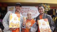 Arya Saloka dalam Grand Opening Roti Cha di kawasan Duren Tiga, Jakarta Selatan.