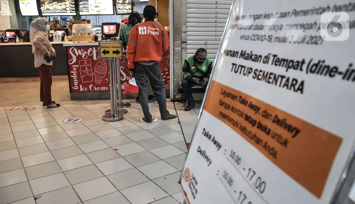 Pengunjung dan ojek online antre membeli pesanan sistem take away di ITC Cempaka Mas, Jakarta, Rabu (4/8/2021). Untuk toko kebutuhan non esensial beroperasi mulai pukul 10.00 WIB-15.00 WIB, sedangkan kategori esensial dan kritikal hingga pukul 17.00 WIB. (merdeka.com/Iqbal S Nugroho)