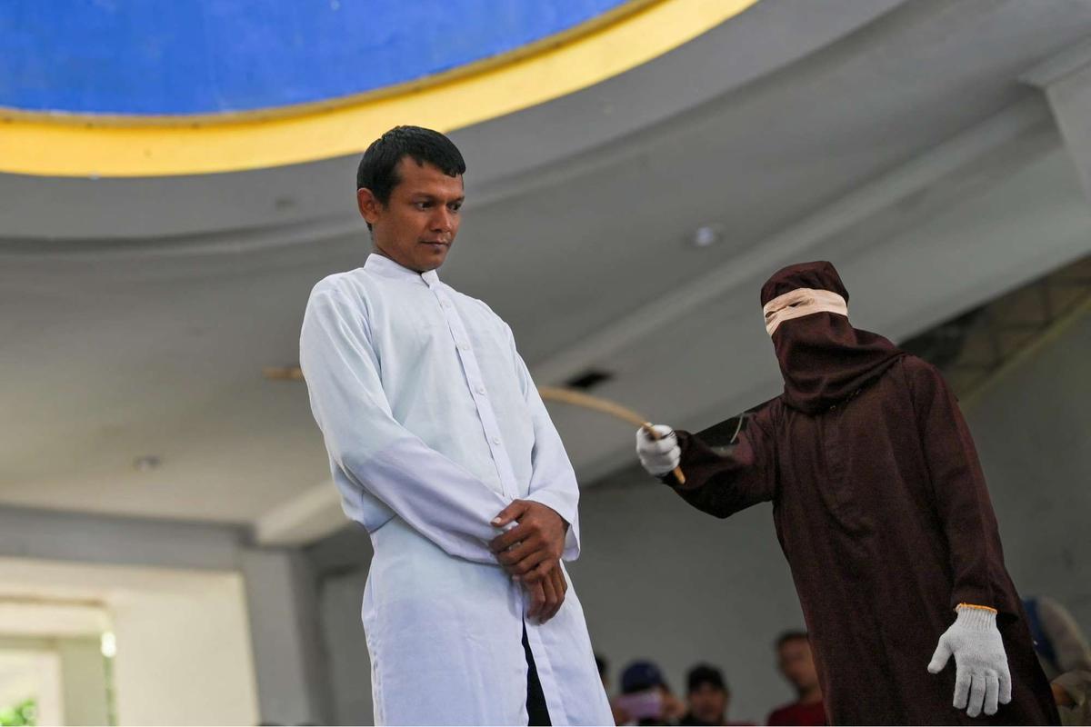 Empat Pria di Aceh Dicambuk Berkali-kali usai Terbukti Main Judi Online
