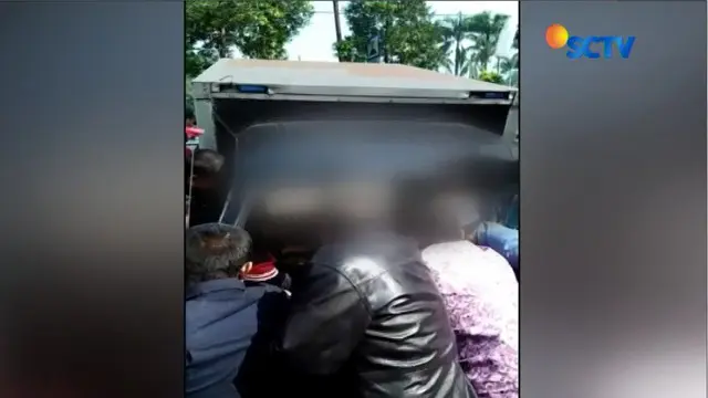Evakuasi Sopir Mobil Boks yang Tabrak Bus Berlangsung Dramatis