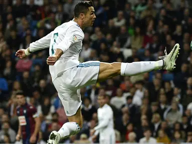 Aksi pemain Real Madrid, Cristiano Ronaldo mengontrol bola saat melawan Eibar pada lanjutan La Liga Santander di Santiago Bernabeu stadium, Madrid, (22/10/2017). Madrid menang 3-0. (AFP/Pierre-Philippe Marcou)