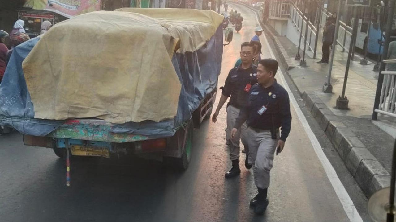 Ada Truk Mogok, Transjakarta Koridor 13 Terlambat: Pagi Sempat Macet Sekarang Arus Lalu Lintas Sudah Lancar