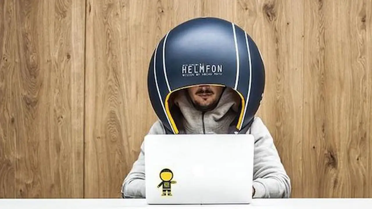 Helmfon adalah helm yang dibuat di Ukraina | Copyright odditycentral.com