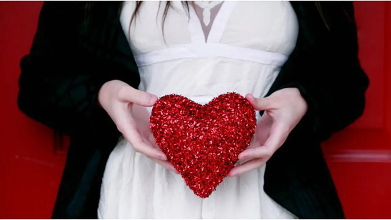 Jatuh Cinta/copyright unsplash.com/@sharonmccutcheon