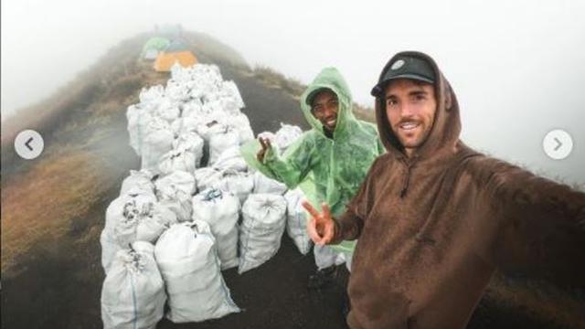 Aksi Pria Prancis dan Porter Angkut Sampah 1,6 Ton dari Gunung Rinjani
