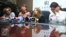 Mama Evelyn, Norma Aprilina berharap, putrinya Evelyn Nada Anjani  tak jadi dicerai oleh komedian Aming Sugandhi saat jumpa pres mengenai soal pertemuan Aming dan keluarga besar Evelyn, Jakarta, Rabu (15/03). (Liputan6.com/Herman Zakharia)