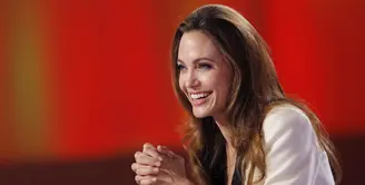 Sampai kapanpun, kisah cinta Angelina Jolie dan Brad Pitt  nampaknya tak akan pernah sirna dari sorotan masyarakat. Terlebih saat  ini keduanya sedang menjalani  proses cerai dan para Brangelina pun semakin menyorot idolanya itu. (AFP/Bintang.com)