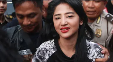 Meski cantik dan seksi, para seleb tanah air ini pernah merasakan dinginnya berada di balik jeruji besi karena kasus yang mereka alami. 