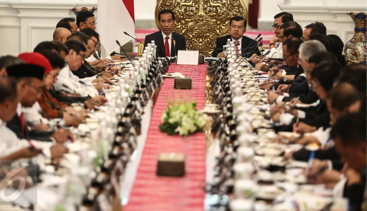 Presiden Joko Widodo memimpin sidang kabinet paripurna di Istana Merdeka,Jakarta, Rabu (27/7). Dalam sidang kabinet paripurna tersebut membahas Pembahasan Pagu Anggaran dan RAPBN tahun 2017 serta arahan Presiden. (Liputan6.com/Faizal Fanani)