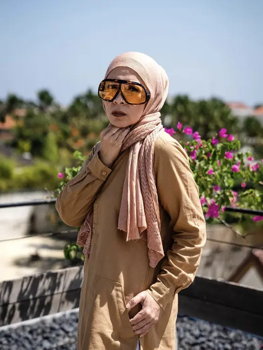<p>Selain itu ia juga tampak lebih sedikit santai dengan nuansa cokelat. Ia juga hadirkan sentuhan nyentrik lewat kacamata yang digunakannya. [Foto: Instagram/ Melly Goeslaw]</p>