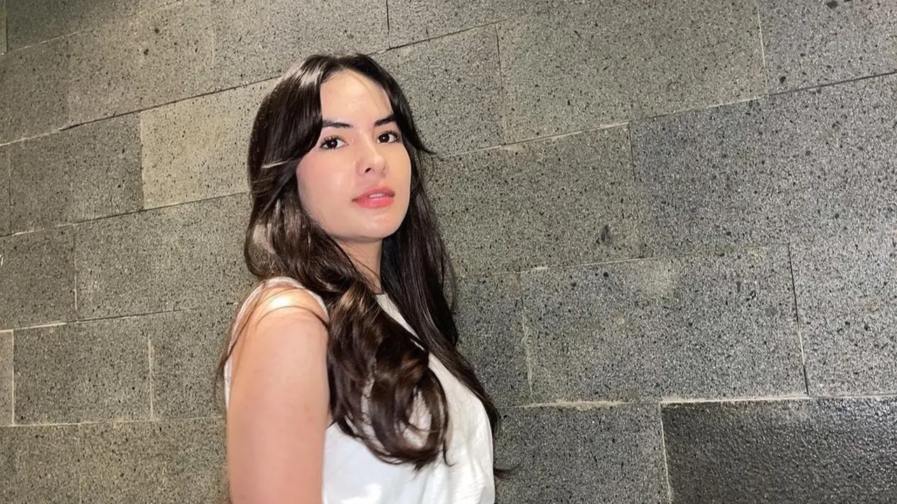 Outfit Steffi Zamora saat Mengenakan Pakaian Tanpa Lengan
