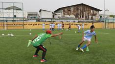 Seorang pelatih memberikan arahan kepada anak asuhnya saat berlatih di Lapangan Ingub Muara Angke, Jakarta Utara. (Bola.com/M Iqbal Ichsan)