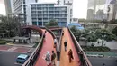 Warga ngabuburit di JPO Pinisi Pinisi Karet-Sudirman, Jakarta Pusat, Senin (4/4/2022). JPO Pinisi kini menjadi destinasi baru warga Jakarta untuk menunggu waktu berbuka puasa atau ngabuburit sambil menikmati suasana perkotaan. (merdeka.com/Iqbal S. Nugroho)