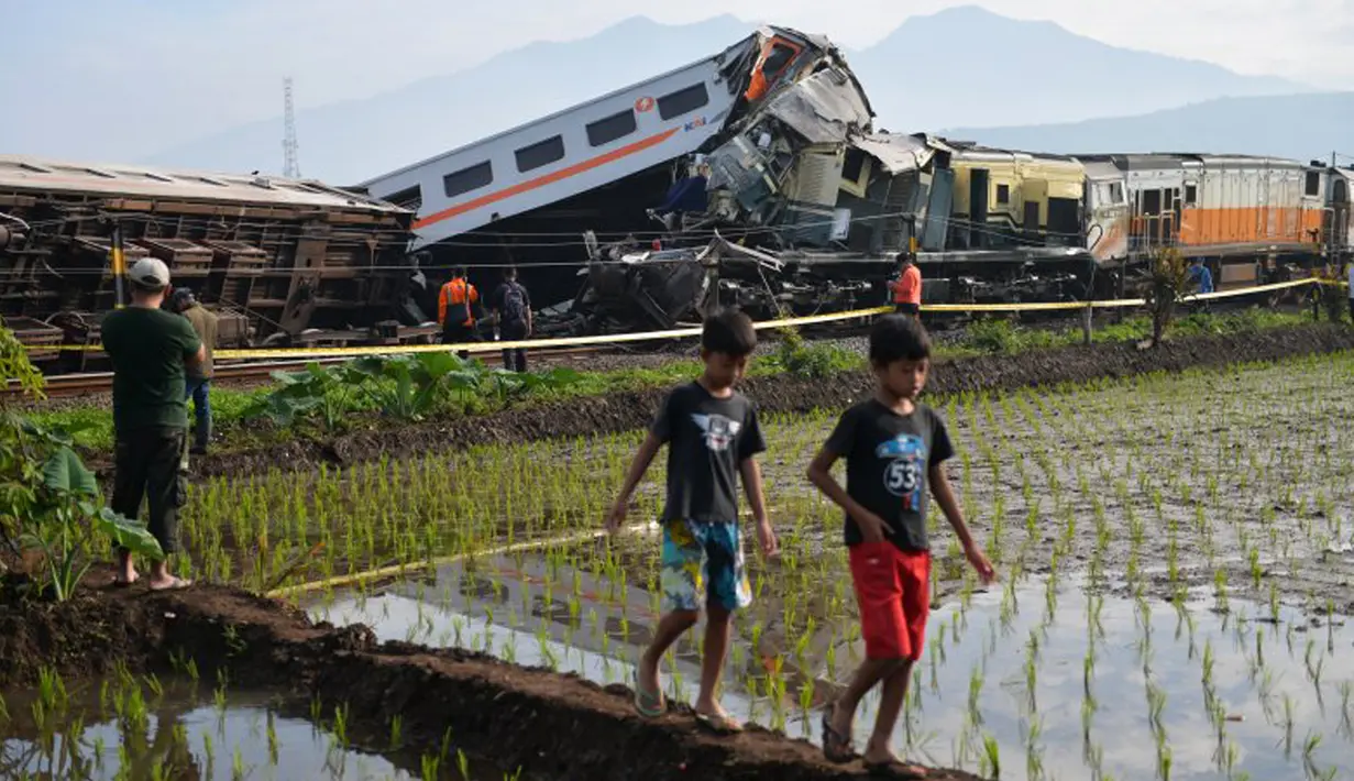 <p>Polisi terus melakukan evakuasi terhadap korban terkait tabrakan KA Turangga dengan KA Commuter Line Bandung Raya yang terjadi pada pukul 06.03 WIB. Kabid Humas Polda Jawa Barat Kombes Ibrahim Tompo mengatakan, korban jiwa sementara ini sebanyak tiga orang, yakni Masinis, Asisten Masinis, dan Pramugara KA Turangga. (ANTARA FOTO/Raisan Al Farisi)</p>