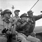 Jenderal Douglas MacArthur (tengah, duduk) (Wikimedia Commons)