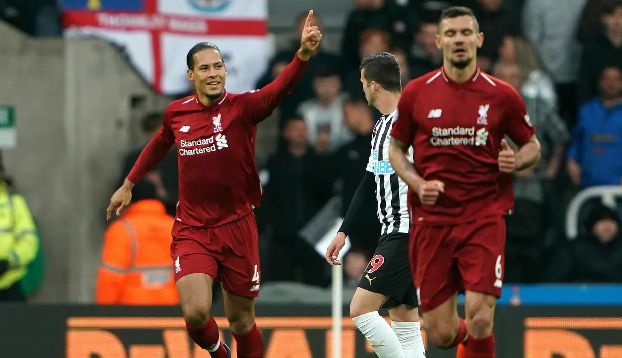 Bek Liverpool, Virgil van Dijk (kiri) berselebrasi usai mencetak gol ke gawang Newcastle United pada pertandingan lanjutan Liga Inggris di St James 'Park (4/5/2019). Liverpool menang tipis atas Newcastle 3-2. (Owen Humphreys/PA via AP)