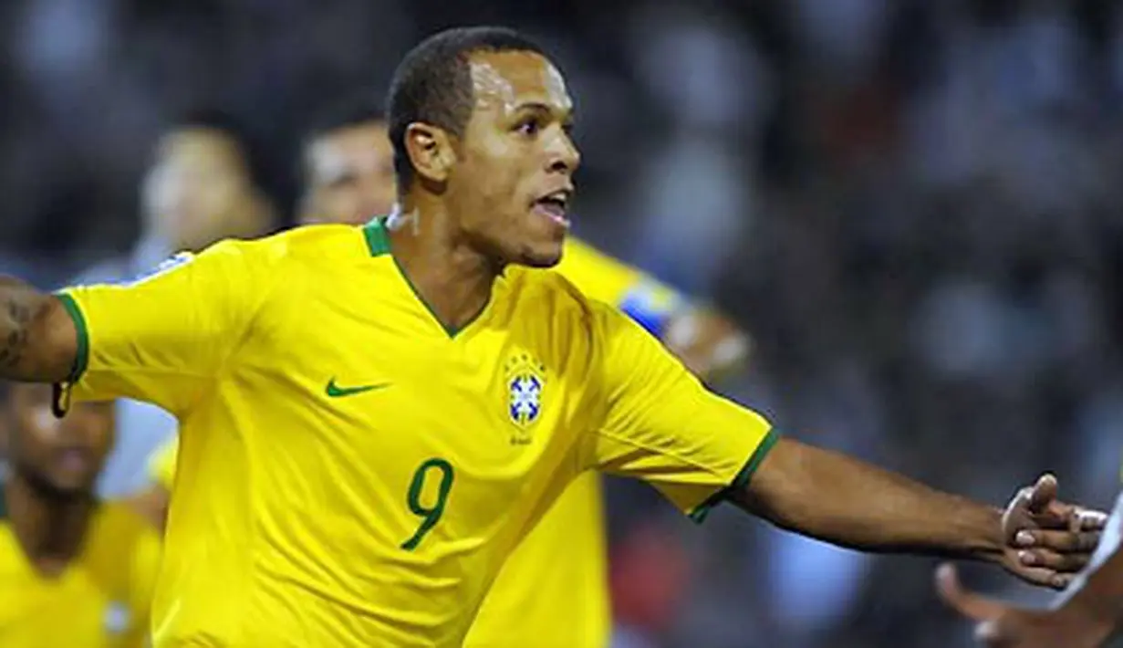 Kegembiaraan striker Brasil, Luis Fabiano setelah mencetak gol kedua versus Argentina di ajang kualifikasi PD 2010 di Gigante de Arroyito, Rosario, Argentina, 5 September 2009. AFP PHOTO/Alejandro PAGNI