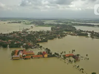 Suasana banjir di Desa Sukalaksana Kabupaten Bekasi, Jawa Barat, Senin (22/02/2021). Banjir tersebut akibat luapan sungai Citarum yang tanggulnya jebol. (Liputan6.com/Herman Zakharia)