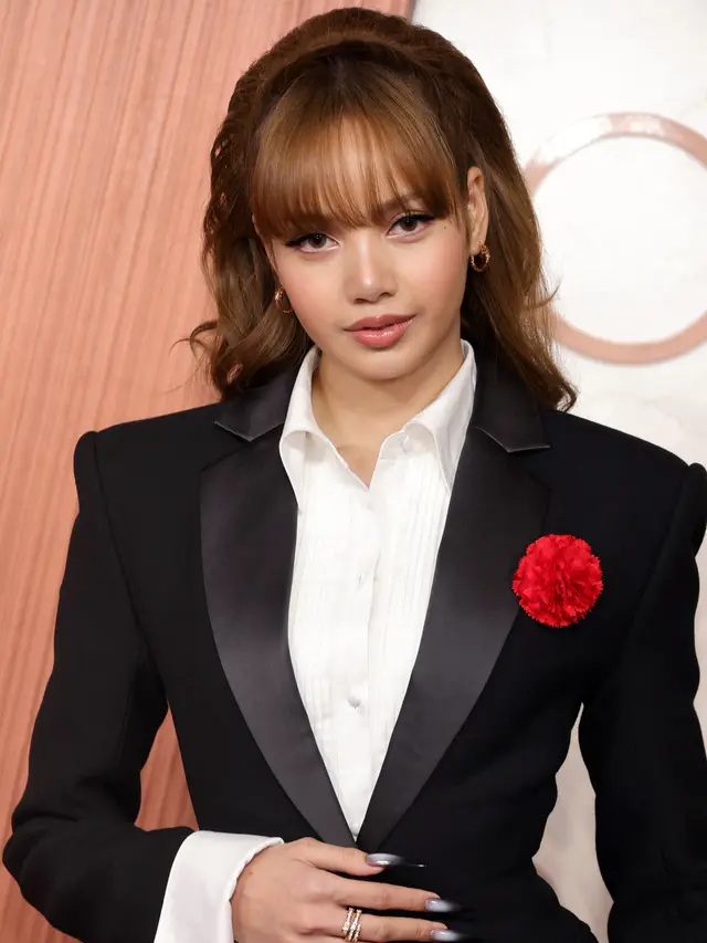 Potret Lisa BLACKPINK Bergaun Tuksedo di Debut Perdana Karpet Merah Oscar 2025