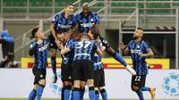 Para pemain Inter Milan merayakan gol yang dicetak oleh Christian Eriksen ke gawang AC Milan pada laga perempat final Coppa Italia di Giuseppe Meazza, Selasa (26/1/2021). Inter Milan menang dengan skor 2-1. (AP/Antonio Calanni)