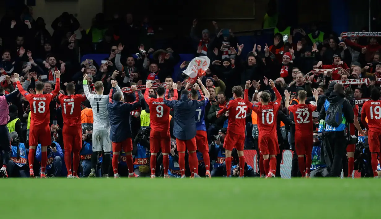 Para pemain Bayern Munchen menyapa penggemar usai mengalahkan Chelsea pada pertandingan babak 16 besar Liga Champions di Stamford Brige Stadium, London, Inggris, Selasa (25/2/2020). Bayern Munchen menang dengan skor 3-0. (AP Photo/Kirsty Wigglesworth)