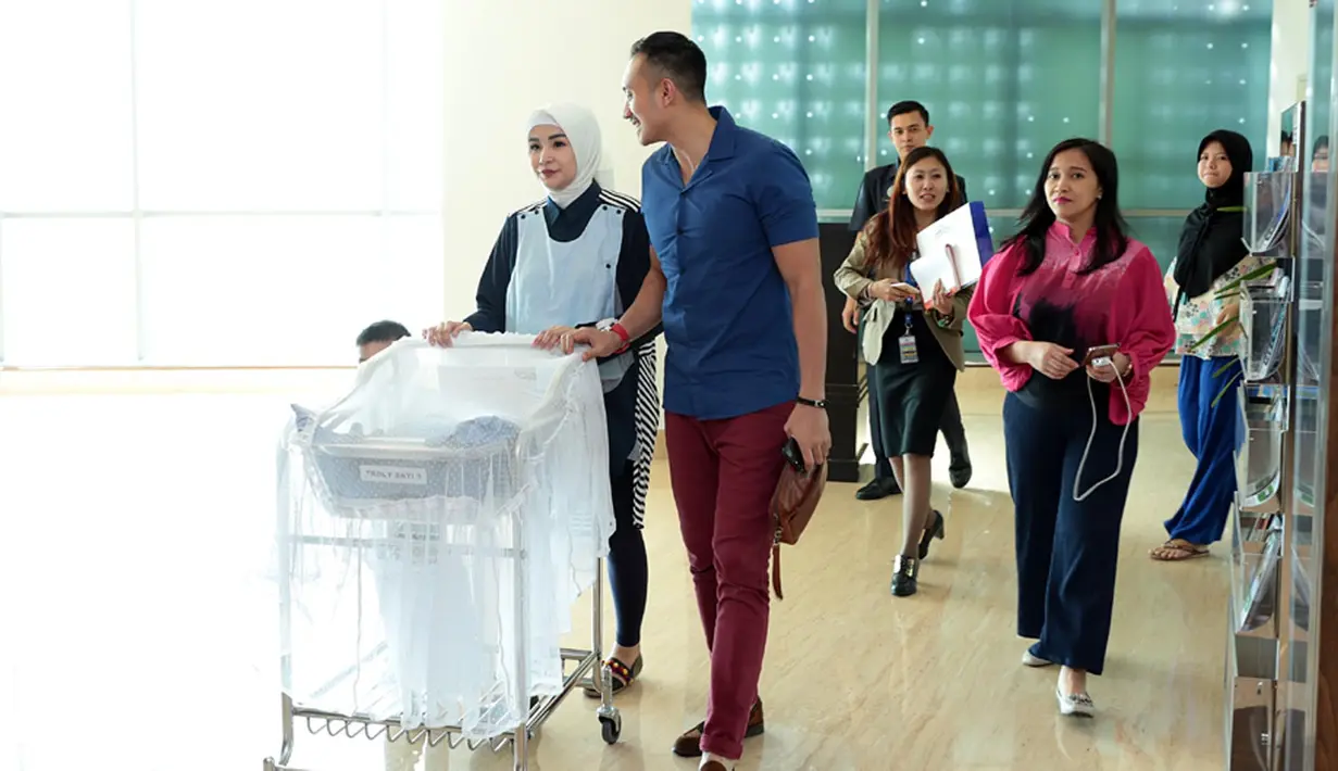 Proses kelahiran secara caesar anak berjenis kelamin laki-laki itu lahir dengan berat 3,2 kilogram dan panjang 49 sentimeter. Kedua pasangan ini sepakat memberikan nama pada buah hatinya Zaka Rajendra Ismail Amaldi. (Deki Prayoga/Bintang.com)