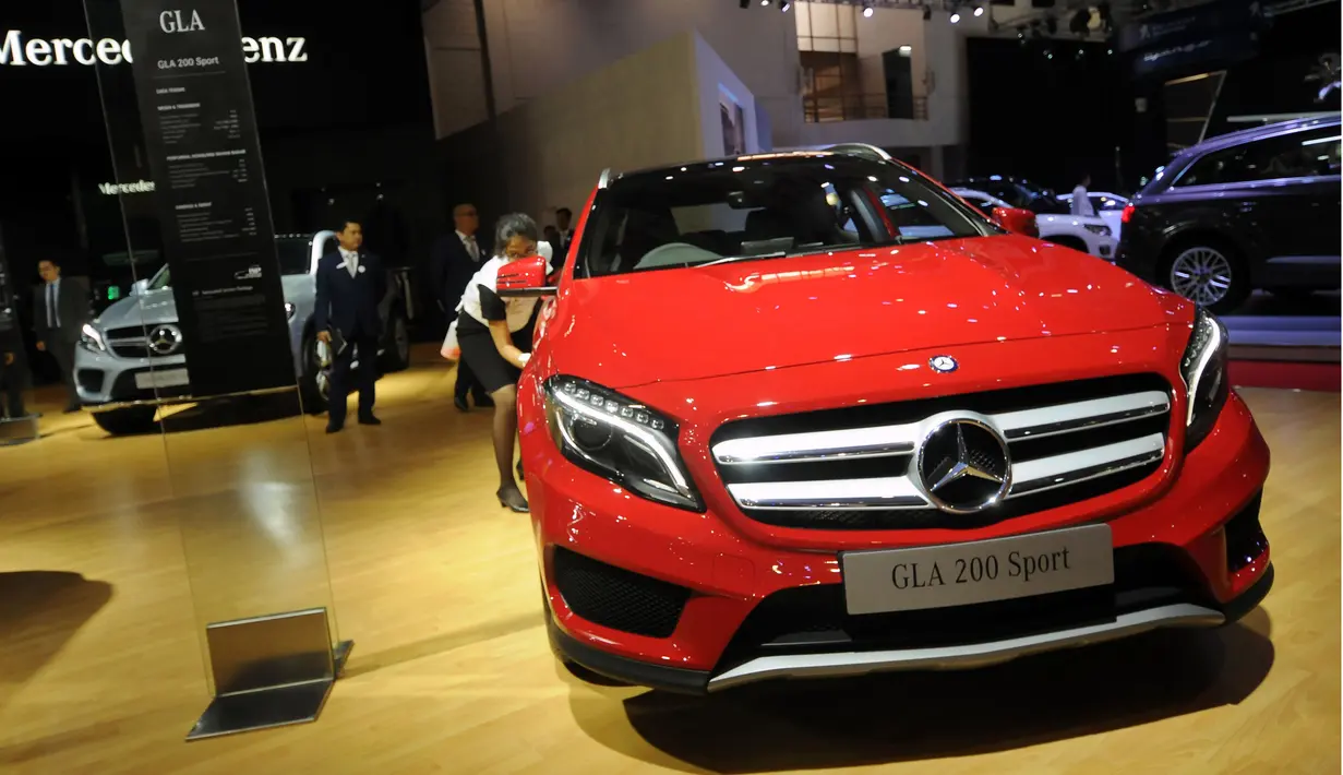 Pekerja membersihkan mobil Mercedes yang dipamerkan di Indonesia Internasional Motor Show 2016 di JIEXPO Kemayoran Jakarta, Kamis (7/4/2016). Mercedes tipe GLA 200 Sport ini dibanderol 749 juta rupiah on the road. (Liputan6.com/Helmi Fithriansyah)