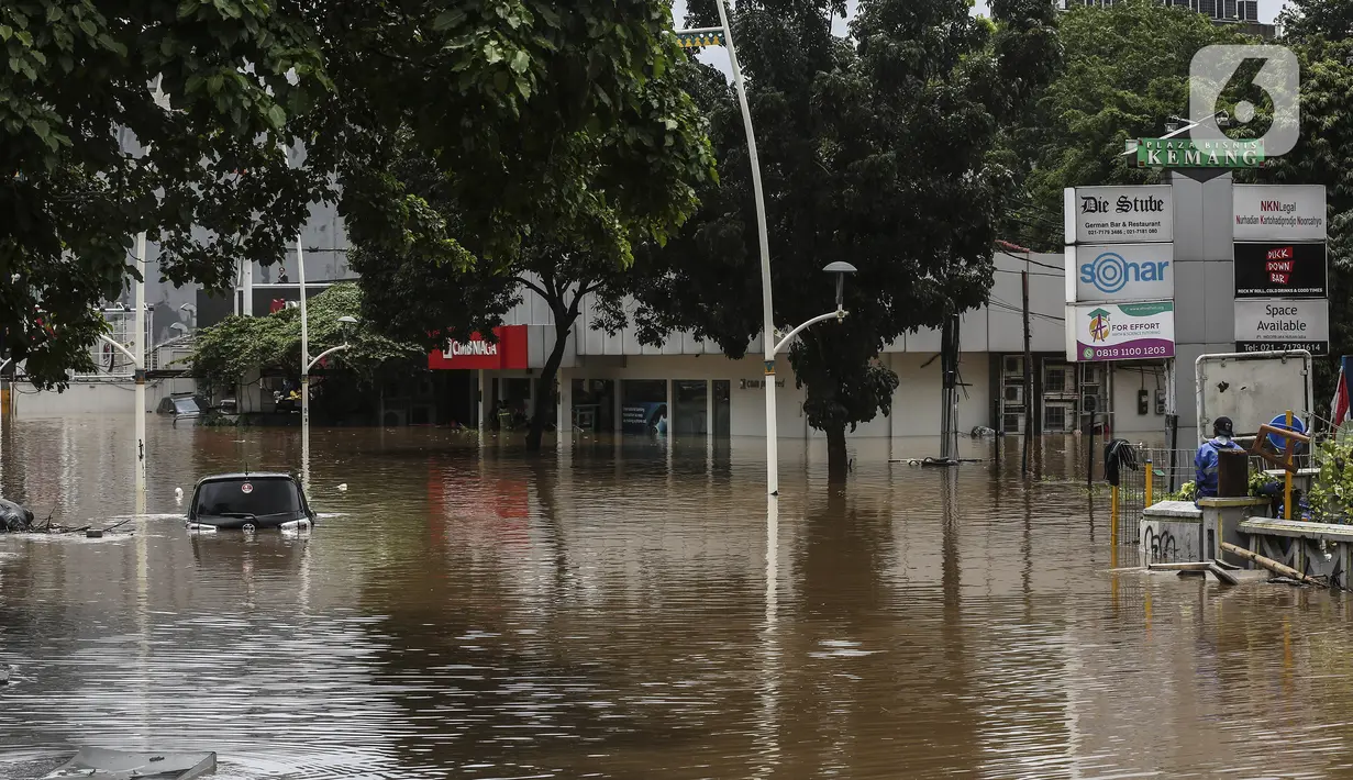 Suasana banjir di kawasan Kemang, Jakarta, Sabtu (20/2/2021). Curah hujan yang tinggi menyebabkan kawasan tersebut terendam banjir setinggi orang dewasa. (Liputan6.com/Johan Tallo)