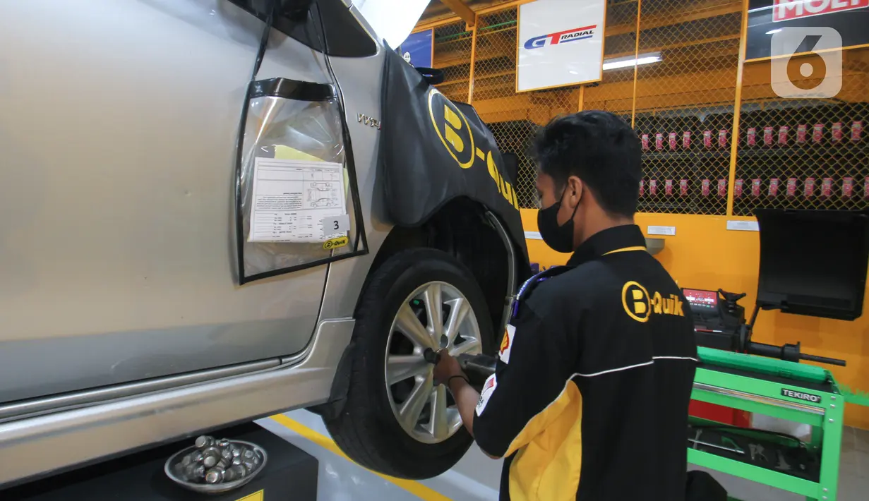 Teknisi memperbaiki mobil di B-Quik Pluit Village, Jakarta, Kamis (29/04/2021). LMI melakukan penandatanganan kesepakata dengan B-Quik yang bergerak di bidang layanan dan pemeliharaan mobil. (Liputan6.com/Fery Pradolo)