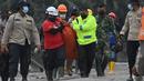 Tim SAR membawa jasad selama operasi pencarian dan penyelamatan korban erupsi Gunung Semeru di desa Sumberwuluh, Lumajang, Jawa Timur, Senin (6/12/2021). Berdasarkan laporan Badan Nasional Penanggulangan Bencana (BNPB), jumlah korban meninggal sampai Minggu sore berjumlah 14 orang. (ADEK BERRY/AFP)