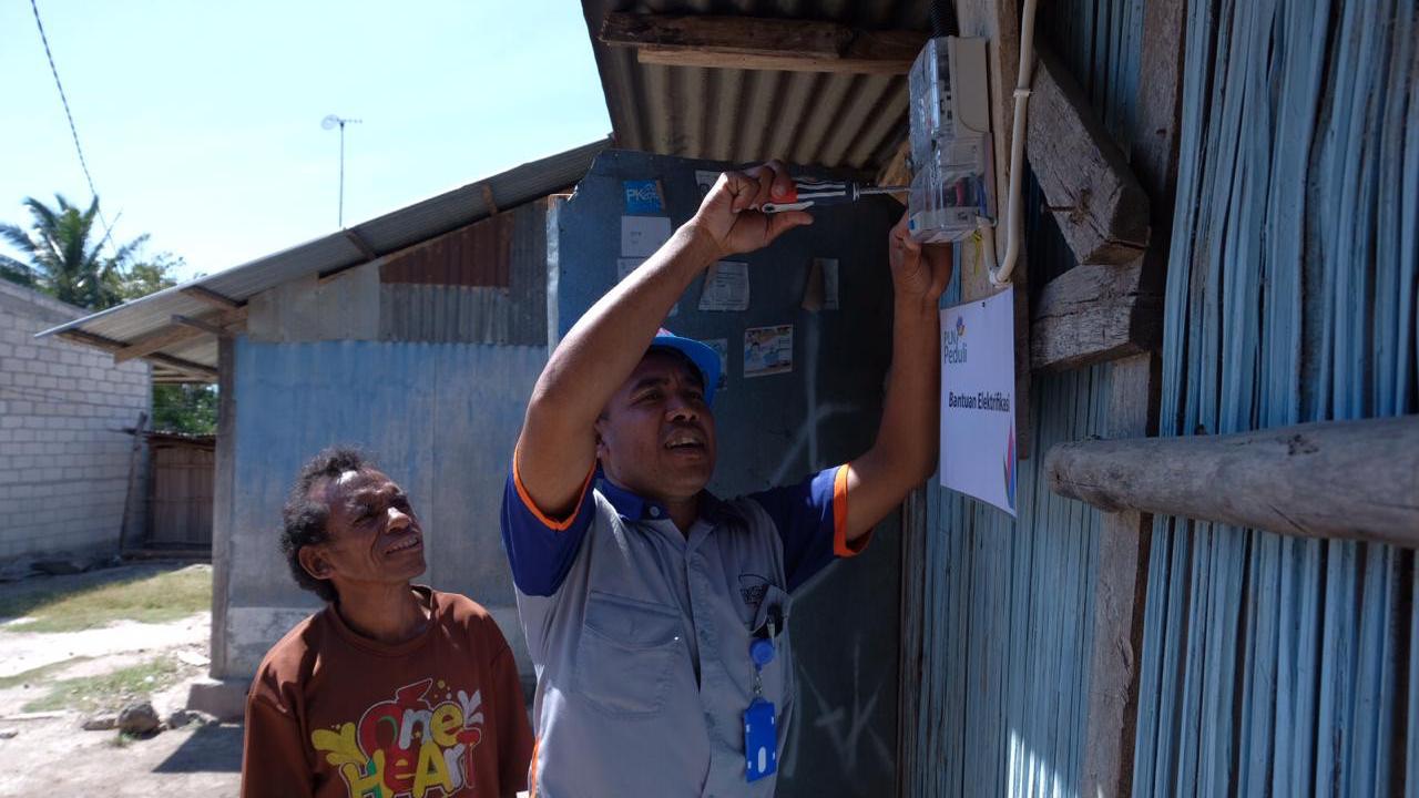 CSR PLN Peduli Sambung 11 Ribu Listrik Gratis di NTT