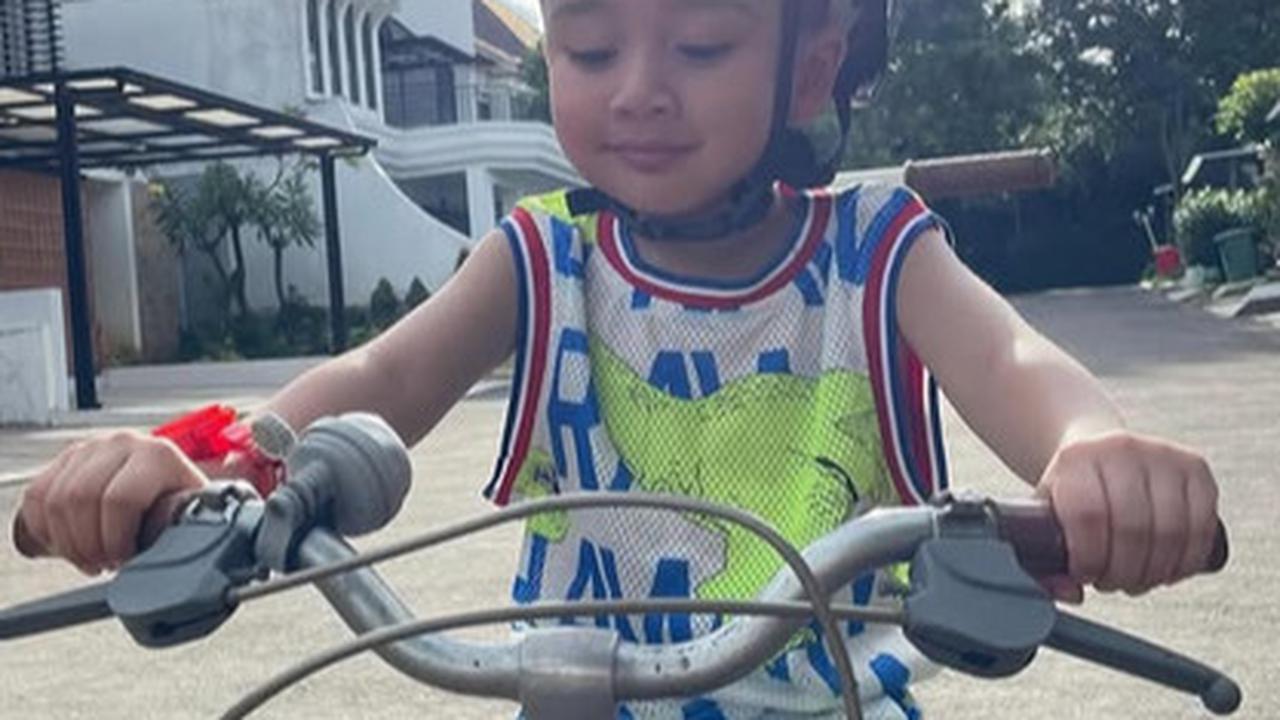 Dipuji Bayi Kharismatik, Potret Rayyanza Tersenyum Manis saat Bersepeda Keliling Komplek Curi Perhatian