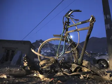 Sebuah sepeda tempat bom ditempatkan rusak di tempat kejadian menyusul serangan di Kabul, Afghanistan, Senin (28/12/2020). Dua ledakan menyerang ibu kota Kabul pada Senin (28/12). (AP Photo/Rahmat Gul)