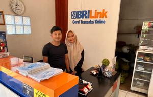 Rian Alpiana (30) bersama istrinya Anggi Pebriani