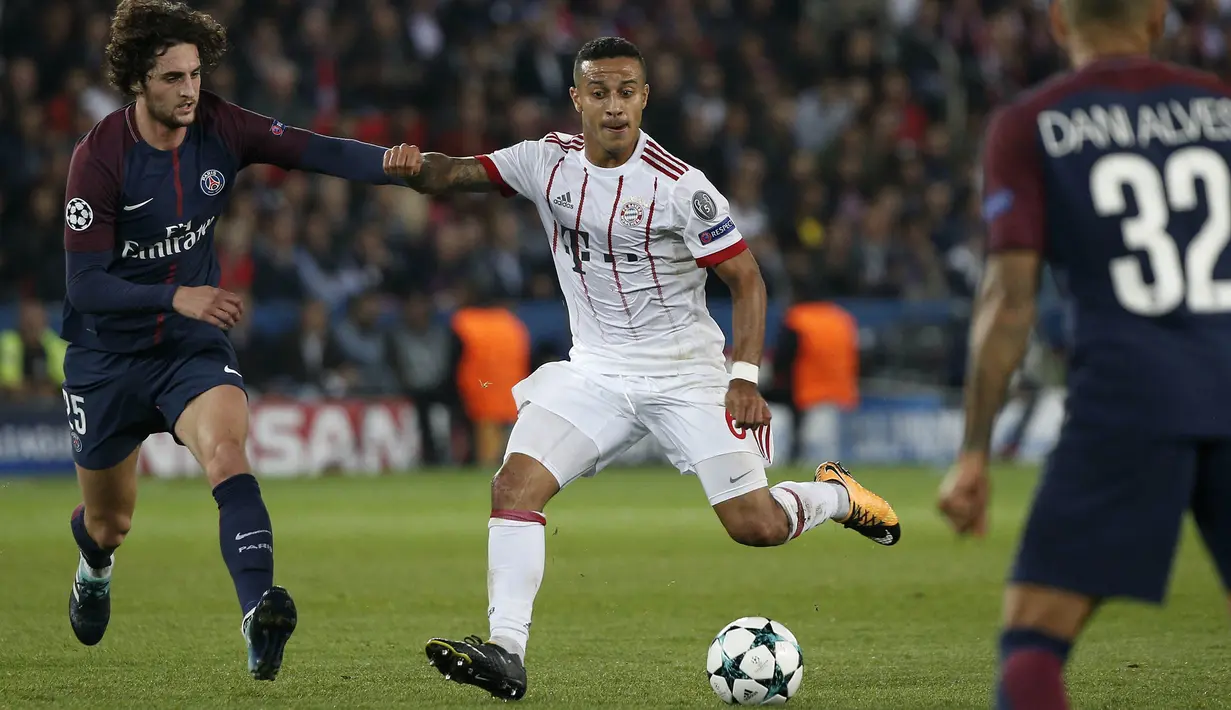 Bek PSG, Adrien Rabiot, berebut bola dengan gelandang Bayern Munchen, Thiago Alcântara, pada laga Liga Champions di Stadion Parc des Princes, Kamis, Rabu (27/9/2017). PSG menang 3-0 atas Bayern Munchen. (AP/Thibault Camus)