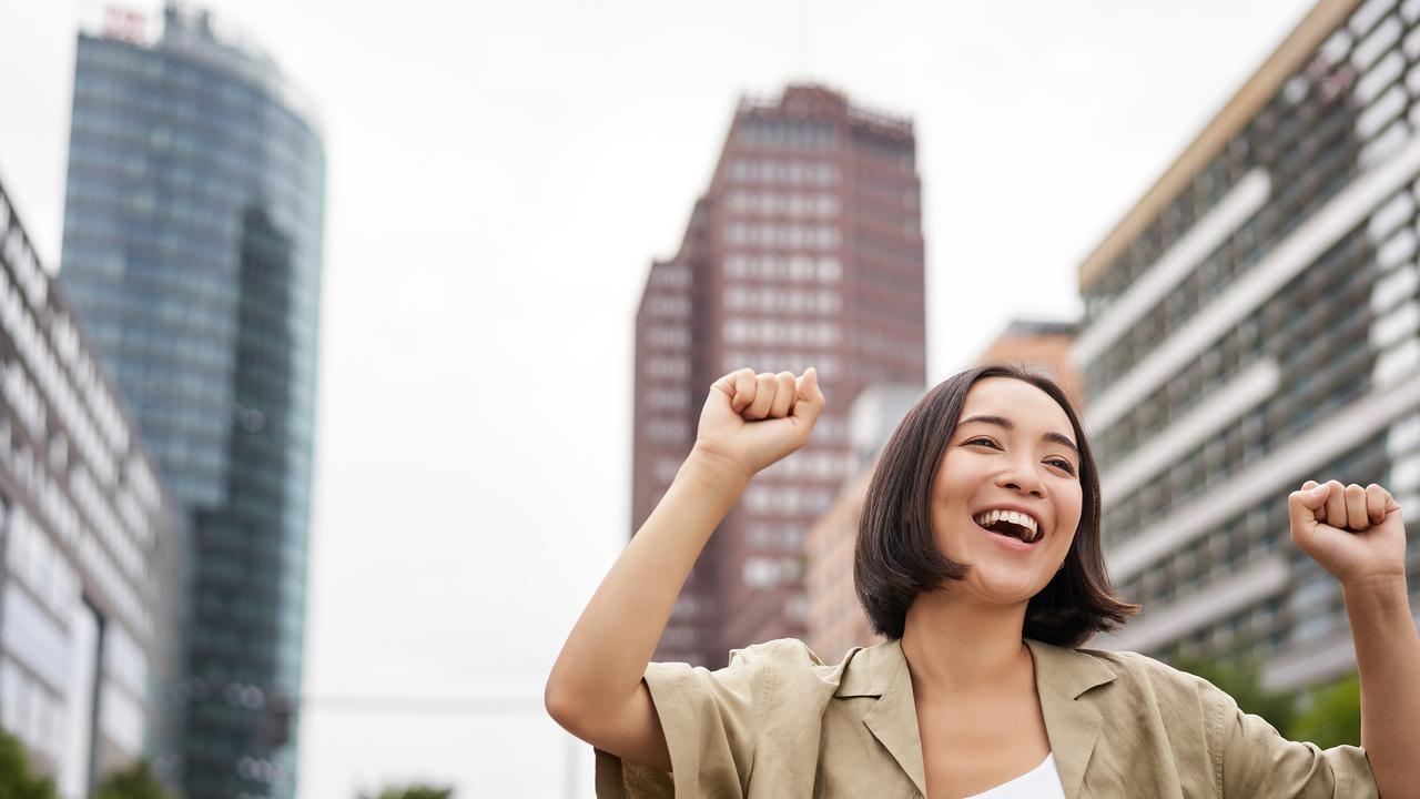 Wanita tersenyum senang dan bahagia