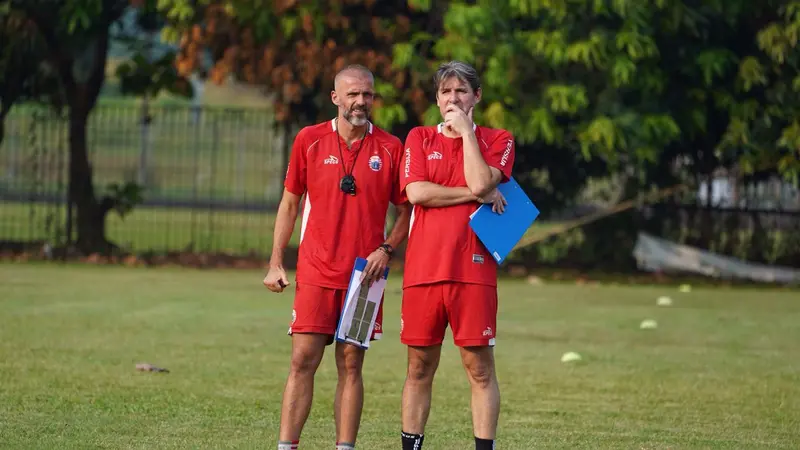 Julio Banuelos dan Eduardo Perez memimpin latihan Persija Jakarta di Lapangan PSAU TNI AU Halim, Jakarta Timur, Sabtu (8/6/2019).