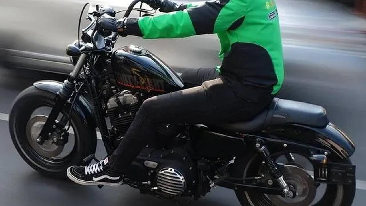 Gubernur Jawa Timur Khofifah Indar Parawansa mengeluarkan Keputusan Gubernur (Kepgub) tentang tarif ojek online (roda dua/R2) dan taksi online (roda empat/R4) di Jawa Timur. Keputusan ini  ditetapkan pada Senin 10 Juli 2023 lalu.
