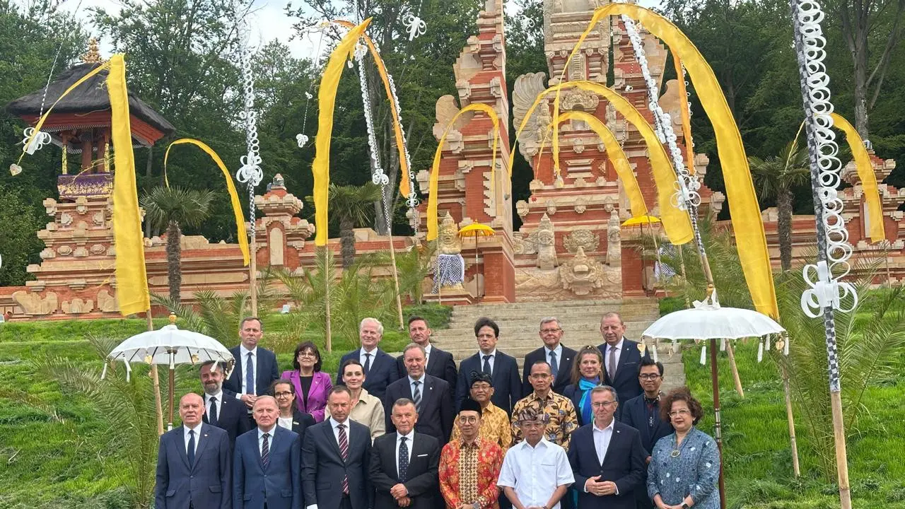 Bali Cultural Park yang terletak di Resor Dolinna Charlotty, Słupsk, Polandia, turut diresmikan oleh Menteri Kebudayaan RI Fadli Zon dan Gubernur Bali Wayan Koster, Senin (16/6/2025). (Liputan6.com/Benedikta Miranti)