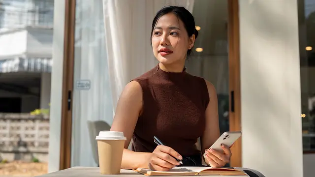 wanita juni krisis paruh baya