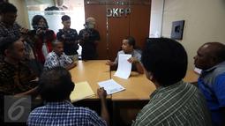 Suasana pengaduan Forum Komunikasi Masyarakat Peduli Papua (FKMPP) ke Kantor DKPP, Jakarta, Kamis (16/3). Mereka meminta DKPP dan Bawaslu untuk mengusut Ketua KPUD Kep.Yapen Papua yang diduga berlaku curang, Jakarta,Kamis (16/3).(Liputan6.com/JohanTallo)