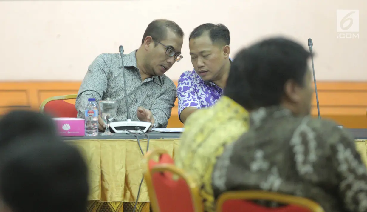 Komisioner Hasyim Asy'ari (kiri) menghadiri sosialisasi sistem informasi partai politik tahap III di Gedung KPU, Jakarta, Jumat (15/9). Sosialisasi digelar untuk mempertajam pemahaman partai akan penggunaan sipol tersebut. (Liputan6.com/Faizal Fanani)