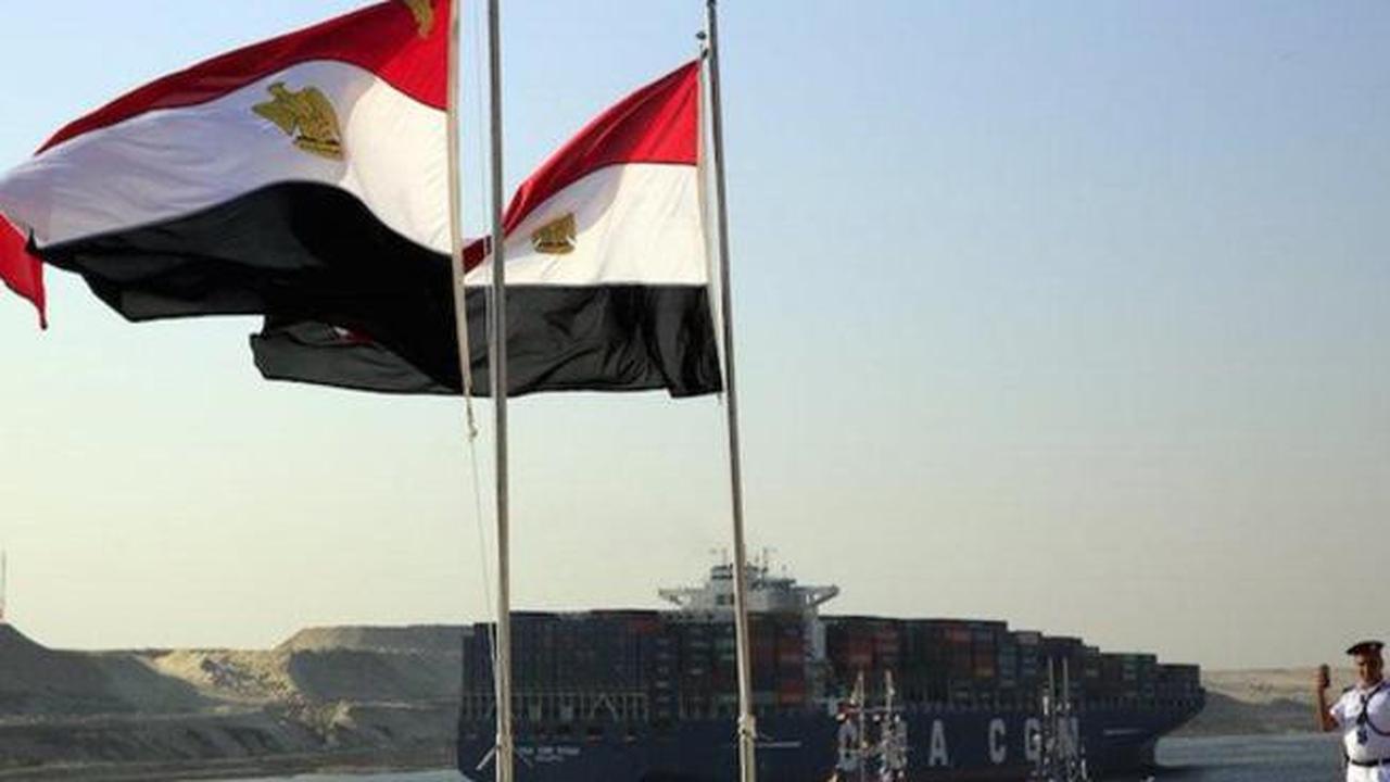 Bendera Mesir berkibar di Terusan Suez (AFP)