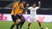 Tampak gelandang senior Sevilla, Ever Banega mendapat penjagaan ketat dari dua pemain Wolverhamtpon Wanderers saat kedua tim bentrok di Liga Europa.