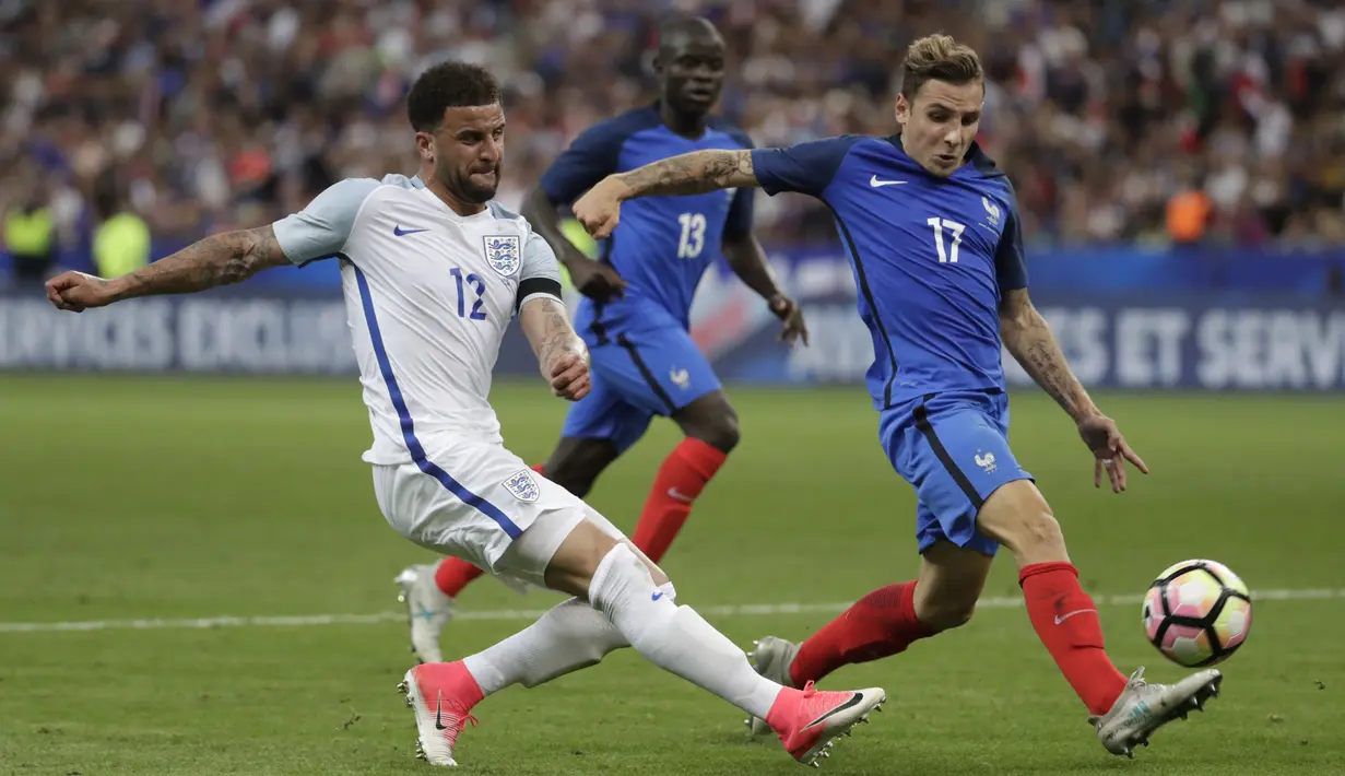 Kyle Walker (kiri) merupakan salah satu andalan timnas Inggris pada lini belakang dan telah tampil sebanyak 27 pertandingan bersama timnasnya. (AFP/Thomas Samson)