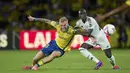 Pemain Real Madrid, Ferland Mendy, berebut bola dengan pemain Las Palmas, Oliver McBurnie, pada laga pekan ketiga La Liga 2024/2025 di Stadion Gran Canaria, Jumat (30/8/2024).  (AP Photo/Gabriel Jimenez)