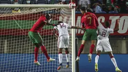 Menjalani pertandingan di kandang sendiri, A Selecao tampil dominan sejak bola digulirkan. Laga baru berjalan 37 menit, Timnas Portugal berhasil unggul lebih dulu. (AFP/Carlos Costa)