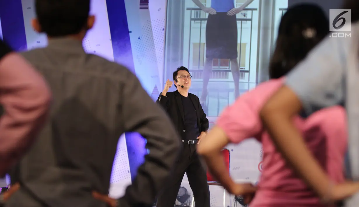 Motivator Tung Dasem Waringin saat memberikan motivasi  dan berinteraksi dengan para peserta EGTC di geleran Emtek Goes To Campus 2018 di Universitas Negeri Semarang (UNNES), Semarang, Rabu (18/7). (Liputan6.com/Herman Zakharia)