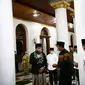 Gubernur Jawa Barat Ridwan Kamil shalat subuh berjamaah di Masjid Agung Sumedang, Kabupaten Sumedang, Jumat (11/6/2021). (Foto: Yogi P/Biro Adpim Jabar)